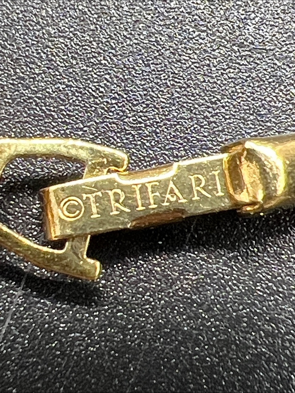 Vintage Trifari Black & Clear Rhinestone Tennis Bracelet Gold Tone 7.75” - Picture 10 of 10